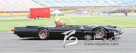 世界上最“扁”的汽車(chē) 躺著(zhù)開(kāi)！