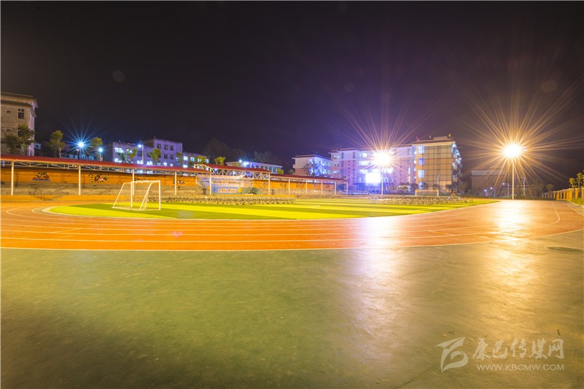 九龍灣壩寄宿制學(xué)?！白兡樣洝? onload=