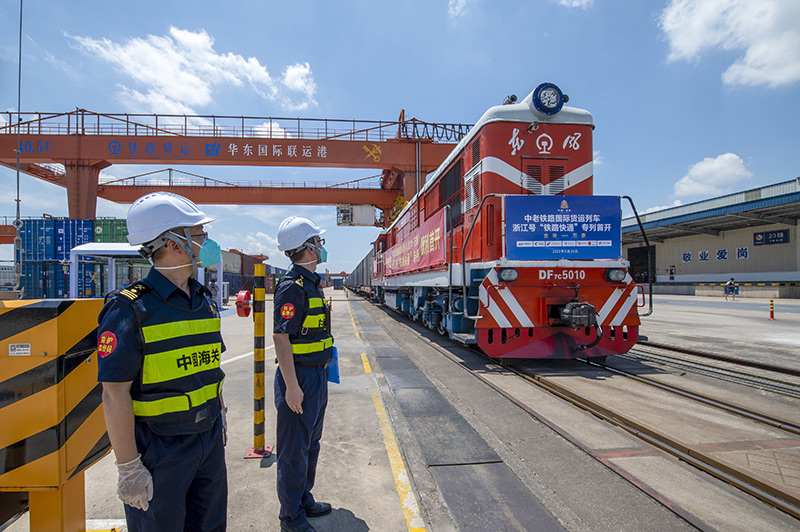 2022年6月29日，浙江金華，中老鐵路國際貨運列車(chē)浙江號“鐵路快通”首趟專(zhuān)列經(jīng)海關(guān)監管后，從浙江省鐵路金華南站鳴笛啟程，經(jīng)磨憨口岸駛向老撾萬(wàn)象。