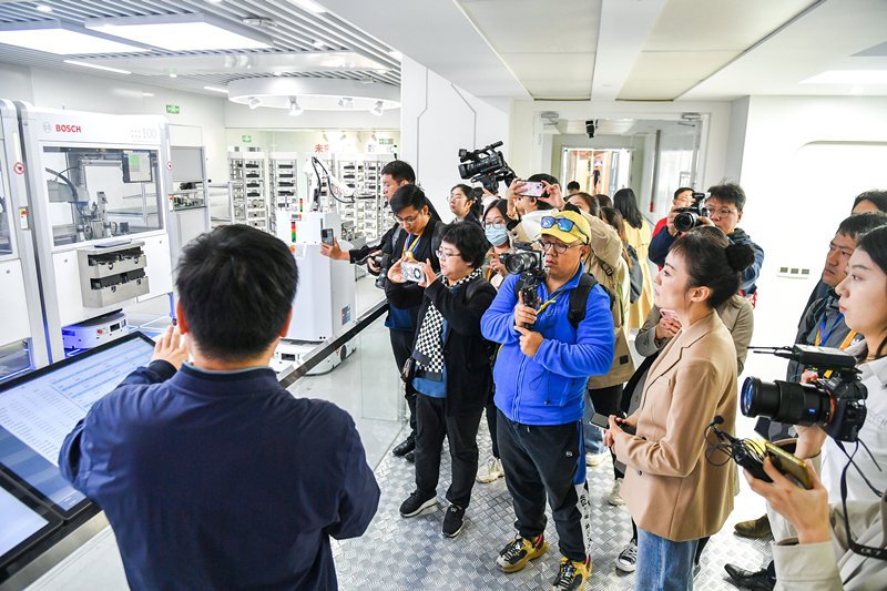 2023年10月16日，第三屆“一帶一路”國際合作高峰論壇新聞中心組織中外記者采訪(fǎng)。記者在中德大廈內的博世未來(lái)工廠(chǎng)展區參觀(guān)，了解其高質(zhì)量創(chuàng  )新發(fā)展成果。
