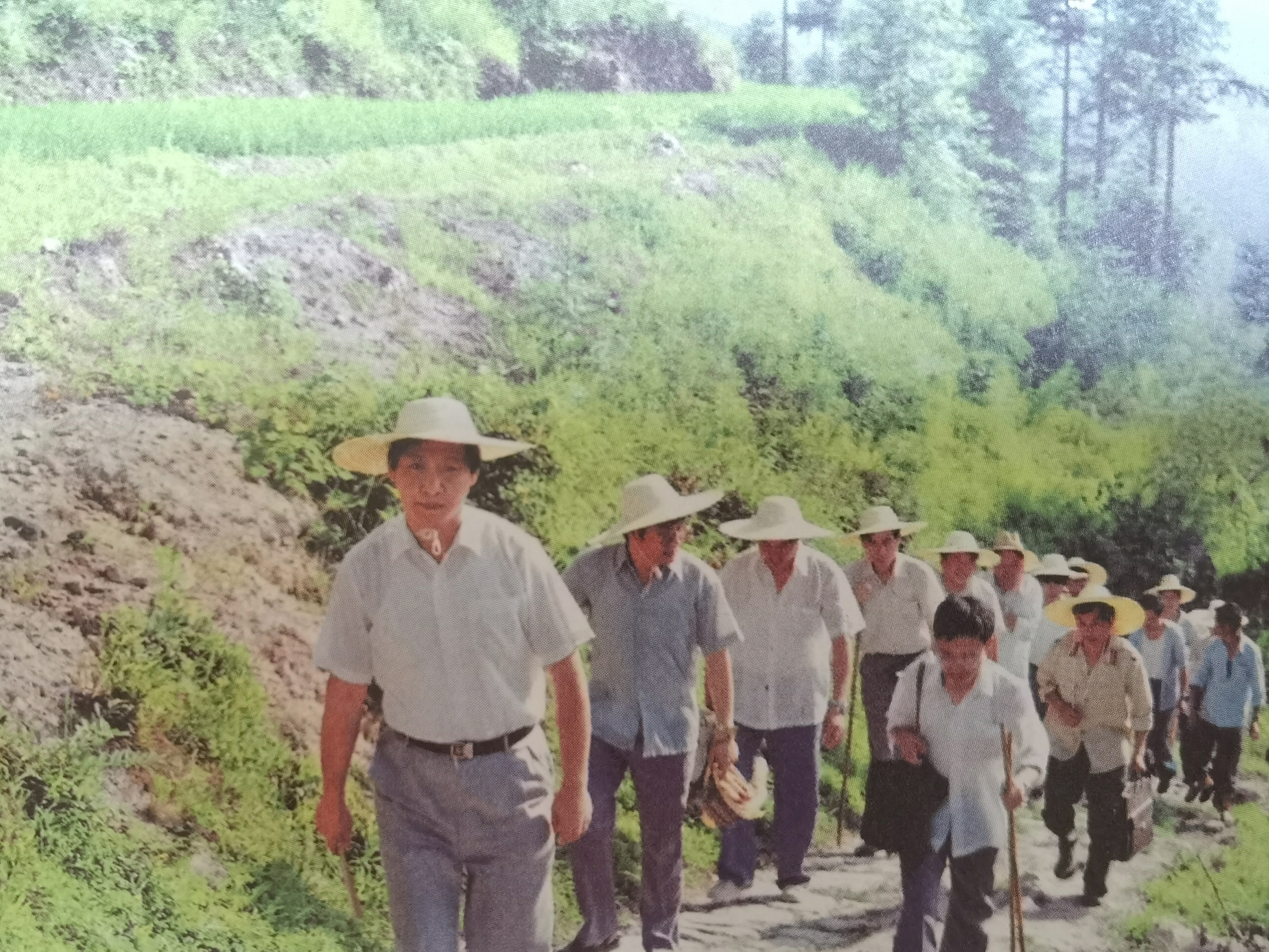 1989年7月，習近平冒著(zhù)酷暑，帶頭步行到下黨鄉調研。