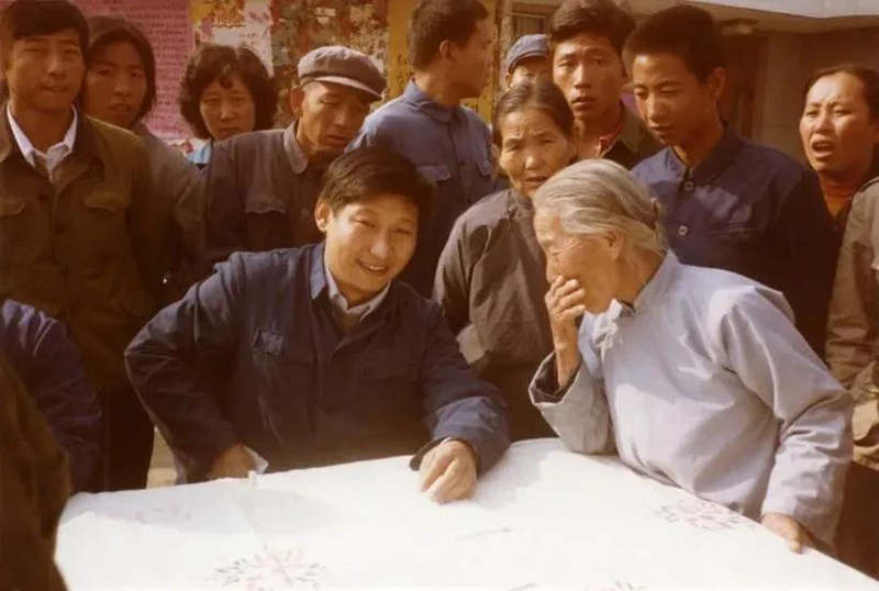 1983年，時(shí)任河北正定縣委書(shū)記的習近平，臨時(shí)在大街上擺桌子聽(tīng)取老百姓意見(jiàn)。