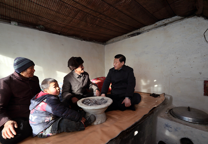 2012年12月30日，習近平在河北省阜平縣龍泉關(guān)鎮駱駝灣村看望唐榮斌老人一家。