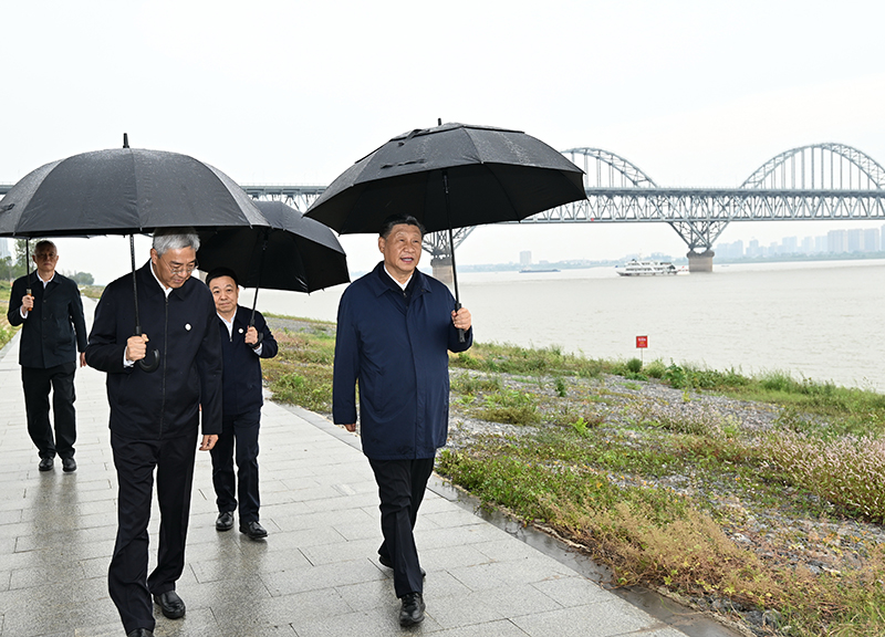 2023年10月10日，習近平總書(shū)記在江西長(cháng)江國家文化公園九江城區段冒雨考察。