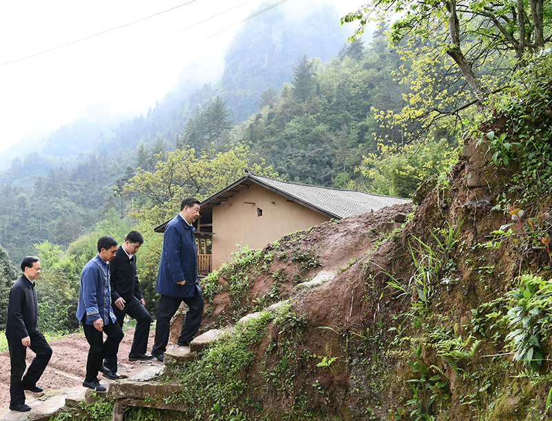 2019年4月15日，在石柱土家族自治縣中益鄉華溪村，習近平總書(shū)記踏著(zhù)濕滑的石階登上陡坡，前往貧困戶(hù)譚登周家看望。