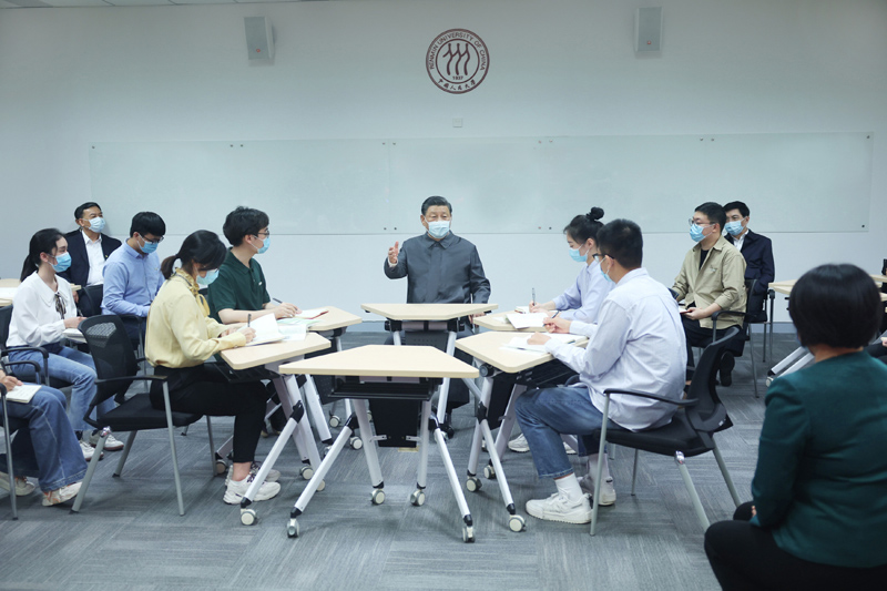 2022年4月25日，習近平總書(shū)記來(lái)到中國人民大學(xué)考察調研。這是總書(shū)記在立德樓觀(guān)摩思政課智慧教室現場(chǎng)教學(xué)并參與討論。