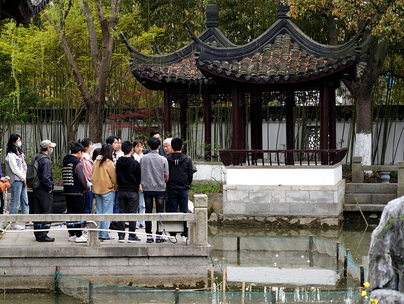 2021年3月30日，在上海交通大學(xué)南蘇園的“微型洱?！迸?，孔海南教授為學(xué)生們打造“沉浸式”思政課。