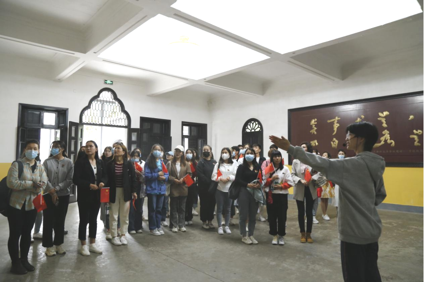 2021年5月20日，在喜迎中國共產(chǎn)黨建黨100周年之際，我校開(kāi)展了少數民族學(xué)生“學(xué)黨史、感恩黨、跟黨走”紅色研學(xué)活動(dòng)。