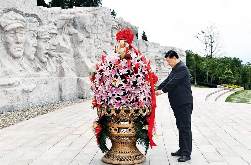 2021年4月25日至27日，中共中央總書(shū)記、國家主席、中央軍委主席習近平在廣西考察。這是25日上午，習近平在位于桂林市全州縣的紅軍長(cháng)征湘江戰役紀念園，向湘江戰役紅軍烈士敬獻花籃。 新華社記者 謝環(huán)馳/攝
