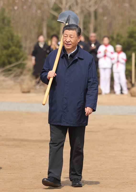 2024年4月3日，習近平總書(shū)記來(lái)到北京市通州區潞城鎮參加首都義務(wù)植樹(shù)活動(dòng)。