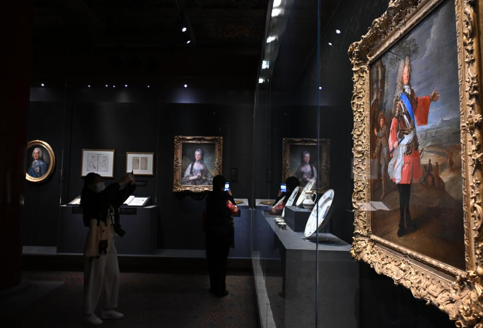4月1日，作為中法文化旅游年的重要項目，“紫禁城與凡爾賽宮——17、18世紀的中法交往”展覽在故宮文華殿開(kāi)幕。圖為觀(guān)眾當天參觀(guān)展覽。新華社記者 金良快 攝