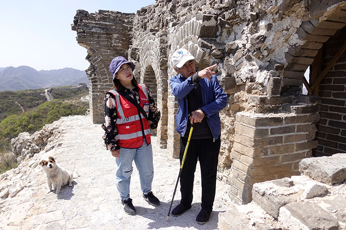 在明長(cháng)城遺址上，梅景田給外甥女劉紅巖講述長(cháng)城故事。