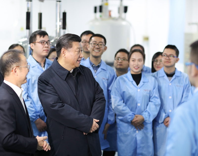 2019年1月17日，習近平在天津南開(kāi)大學(xué)元素有機化學(xué)國家重點(diǎn)實(shí)驗室同師生親切交流。
