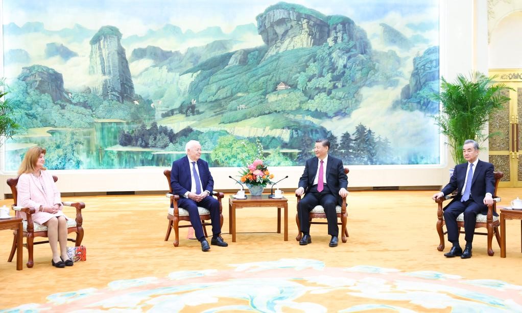 2024年4月8日，國家主席習近平在北京人民大會(huì )堂會(huì )見(jiàn)法國梅里?；饡?huì )主席梅里埃夫婦。新華社記者 黃敬文 攝