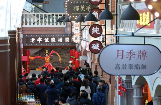 顧客在天津老字號集合店內觀(guān)看演出。新華社記者 趙子碩 攝