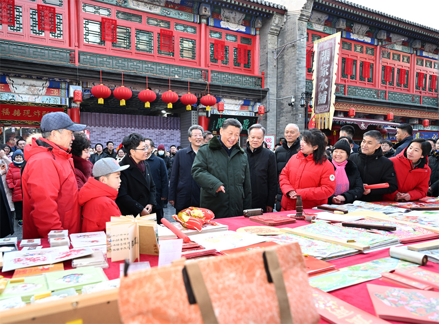 2024年2月1日下午，習近平在天津古文化街考察時(shí)，同店鋪員工和現場(chǎng)群眾互動(dòng)交流。新華社記者 謝環(huán)馳 攝