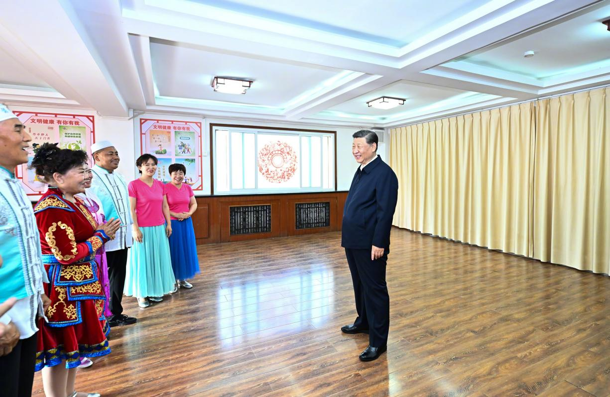 6月19日下午，習近平總書(shū)記在銀川市金鳳區長(cháng)城花園社區活動(dòng)室考察時(shí)，同社區居民親切交流。