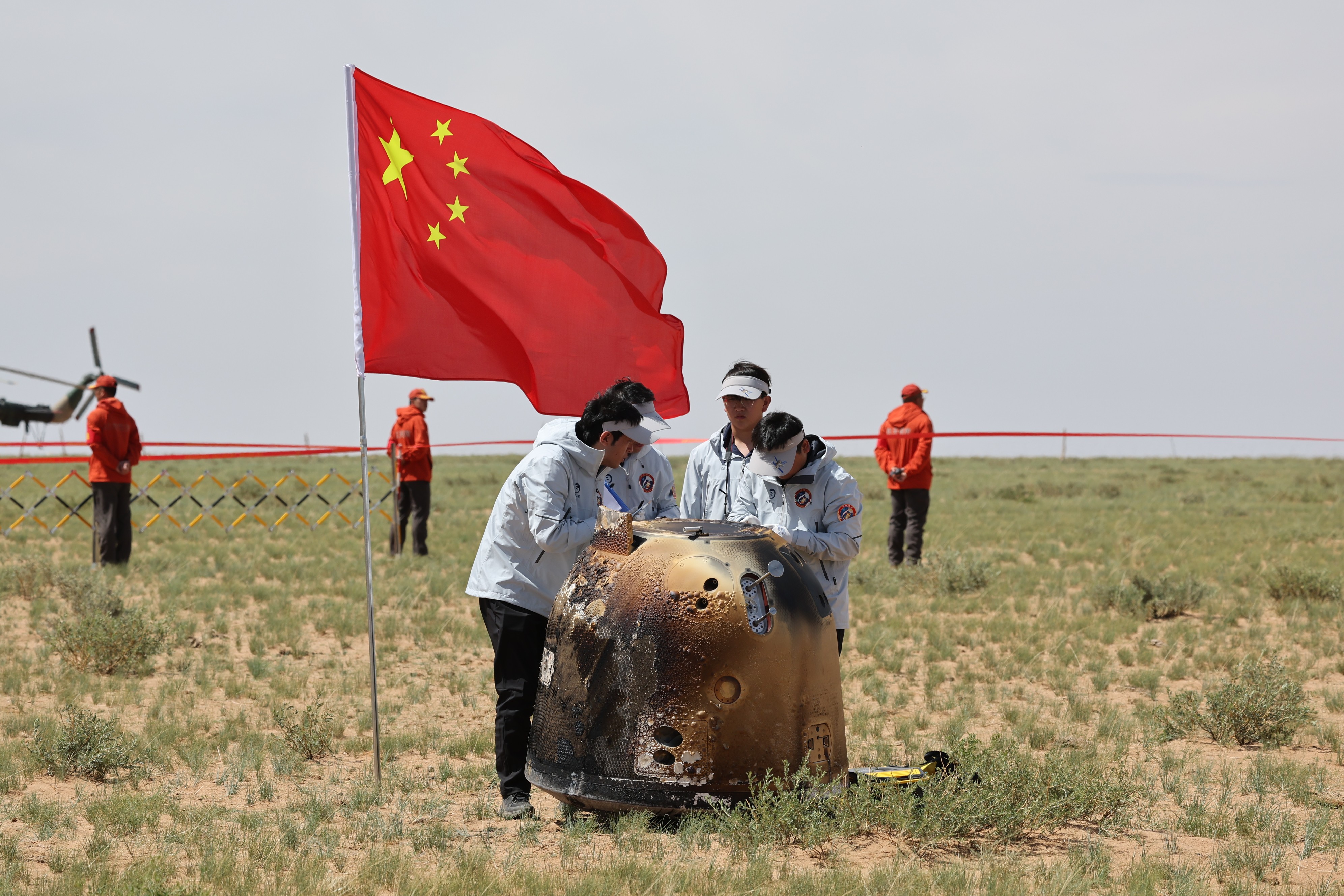 6月25日拍攝的嫦娥六號返回器回收現場(chǎng)。