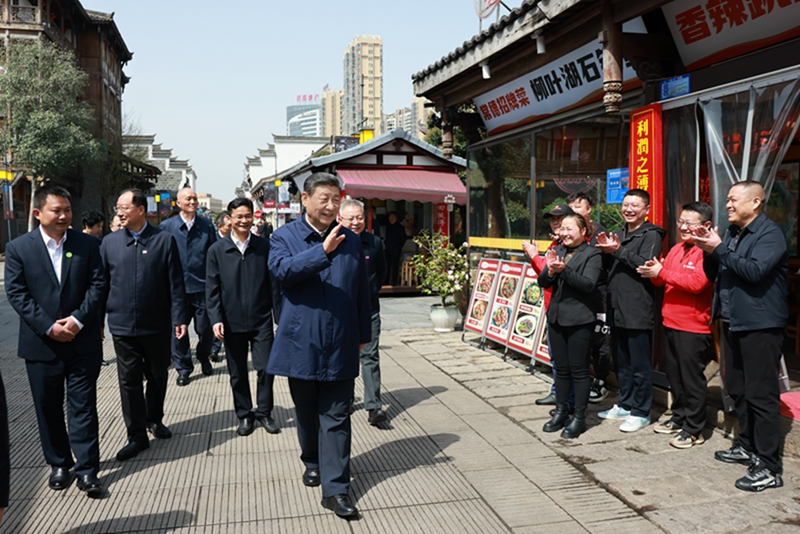 2024年3月19日上午，習近平在常德河街考察時(shí)，同店主和游客親切交流。新華社記者 王曄 攝