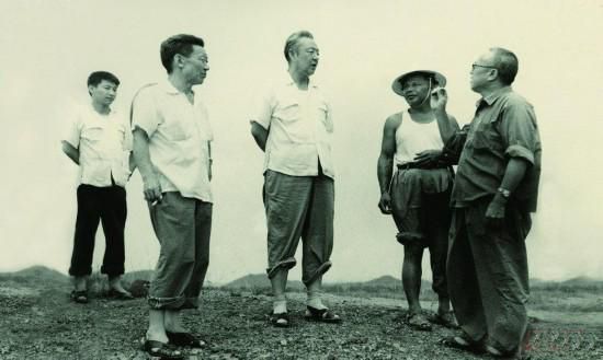 1978年8月，習仲勛（左三）在廣東惠陽(yáng)農村調研。在清華大學(xué)讀書(shū)的習近平（左一）利用暑假時(shí)間參加社會(huì )實(shí)踐，隨同父親一起下鄉。