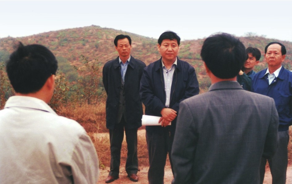 1999年11月，習近平在龍巖市長(cháng)汀縣河田水土流失治理區調研。圖源：《習近平在福建（下）》
