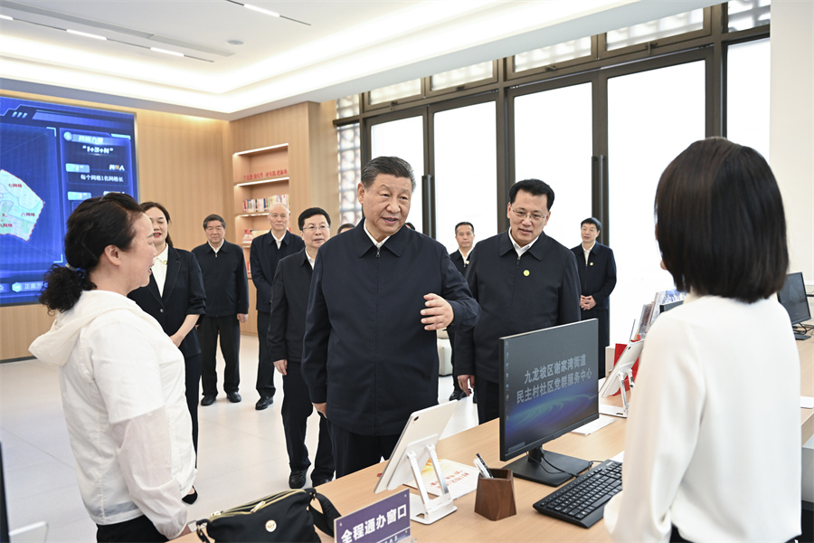 2024年4月22日至24日，中共中央總書(shū)記、國家主席、中央軍委主席習近平在重慶考察。這是22日下午，習近平在九龍坡區謝家灣街道民主村社區考察。新華社記者 謝環(huán)馳 攝