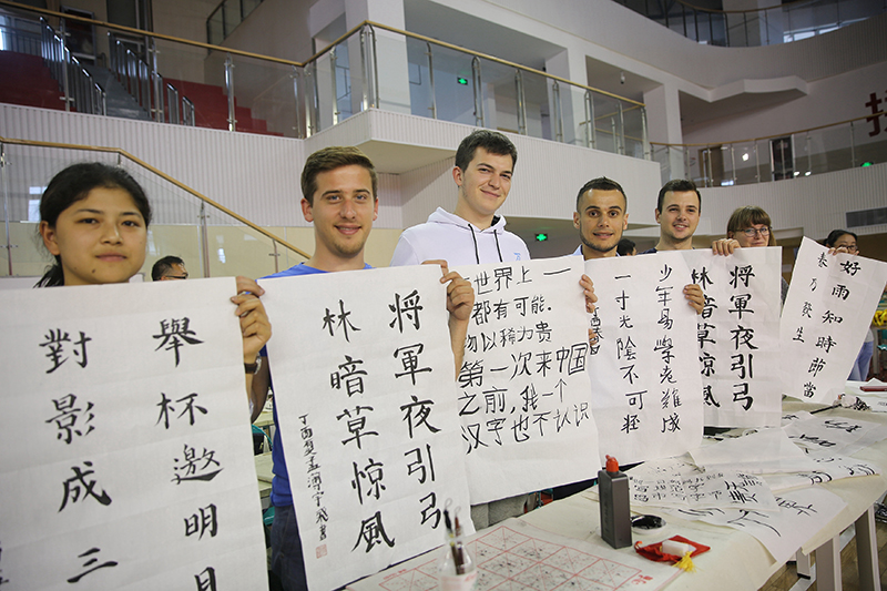 2017年6月5日，來(lái)自青島大學(xué)和中國石油大學(xué)（華東）的外國留學(xué)生在展示剛剛現場(chǎng)完成的書(shū)法作品。