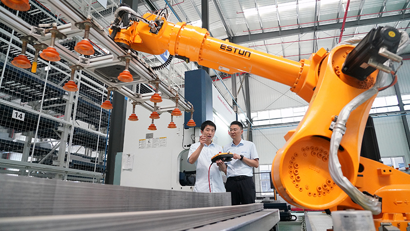 2023年8月26日，武漢，湖北長(cháng)江電氣有限公司智能車(chē)間，工作人員正在操作智能機械臂。