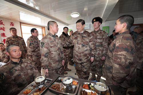 2014年1月26日中午，習近平來(lái)到連隊食堂，同戰士們一起用餐。新華社記者 李剛 攝