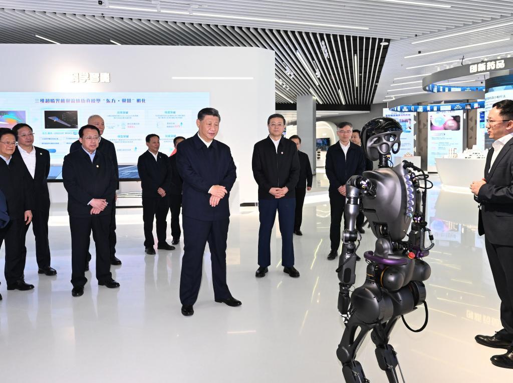 2023年11月28日下午，習近平在浦東新區張江科學(xué)城參觀(guān)上?？萍紕?chuàng  )新成果展。新華社記者 謝環(huán)馳 攝