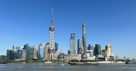 沿蘇州河遠眺陸家嘴城市建筑群。人民網(wǎng) 馬作鵬 攝