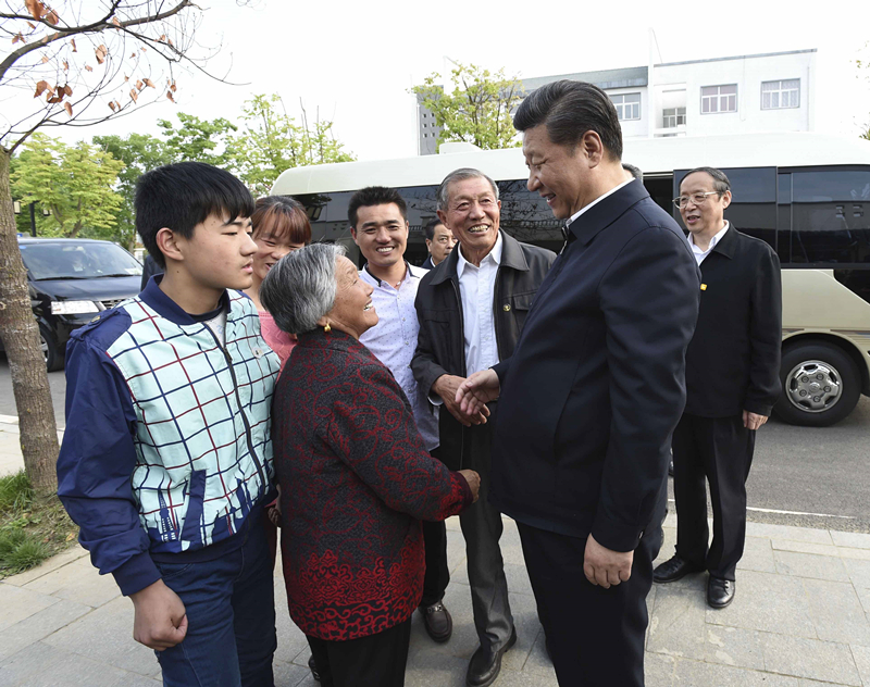 2016年4月25日，習近平在安徽省滁州市鳳陽(yáng)縣小崗村看望當年大包干帶頭人嚴金昌（右三）一家。